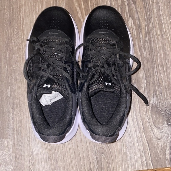 Brand new, size 5.5Y , Under Armour sneakers black and white - Picture 2 of 3